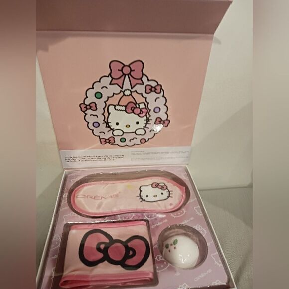 The Creme Shop x Hello Kitty Cozy Slumber Spa Essentials Set - Picture 3 of 3
